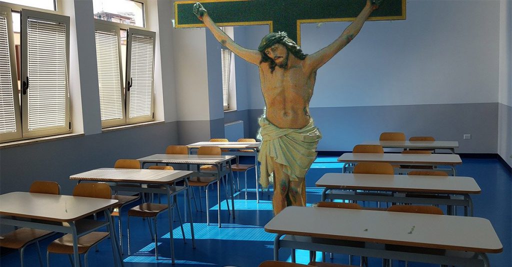 Scuola, sì del PD a crocifissi alti 3 metri che fungano da pilastri anticrollo - Lercio