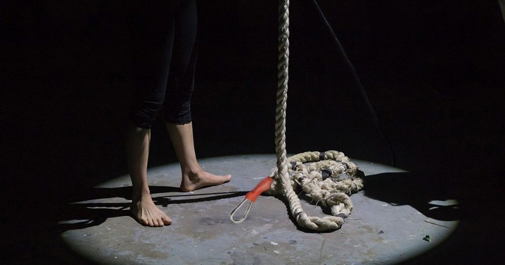 Tenta il suicidio con una corda da bungee jumping: muore battendo 17 volte il cranio sul soffitto - Lercio