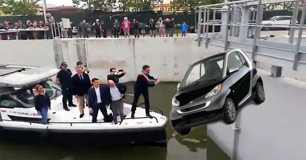 Varo della nave con una Smart al posto della bottiglia, nei guai Balotelli - Lercio