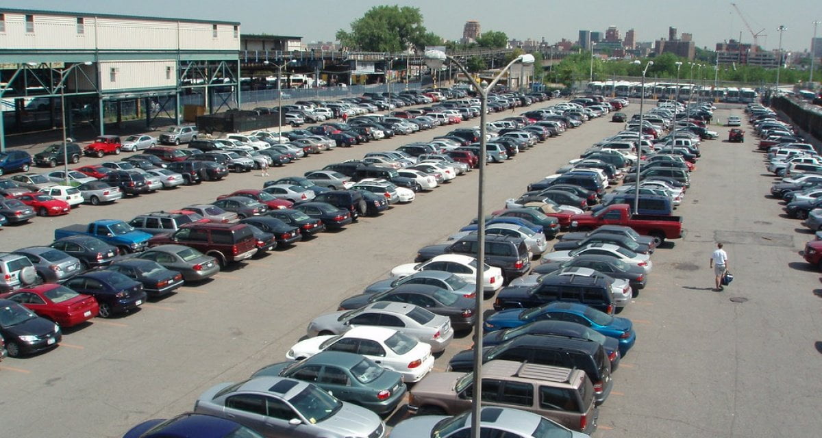 Abbandona il figlio in auto per andare a comprare il seggiolino anti abbandono - Lercio