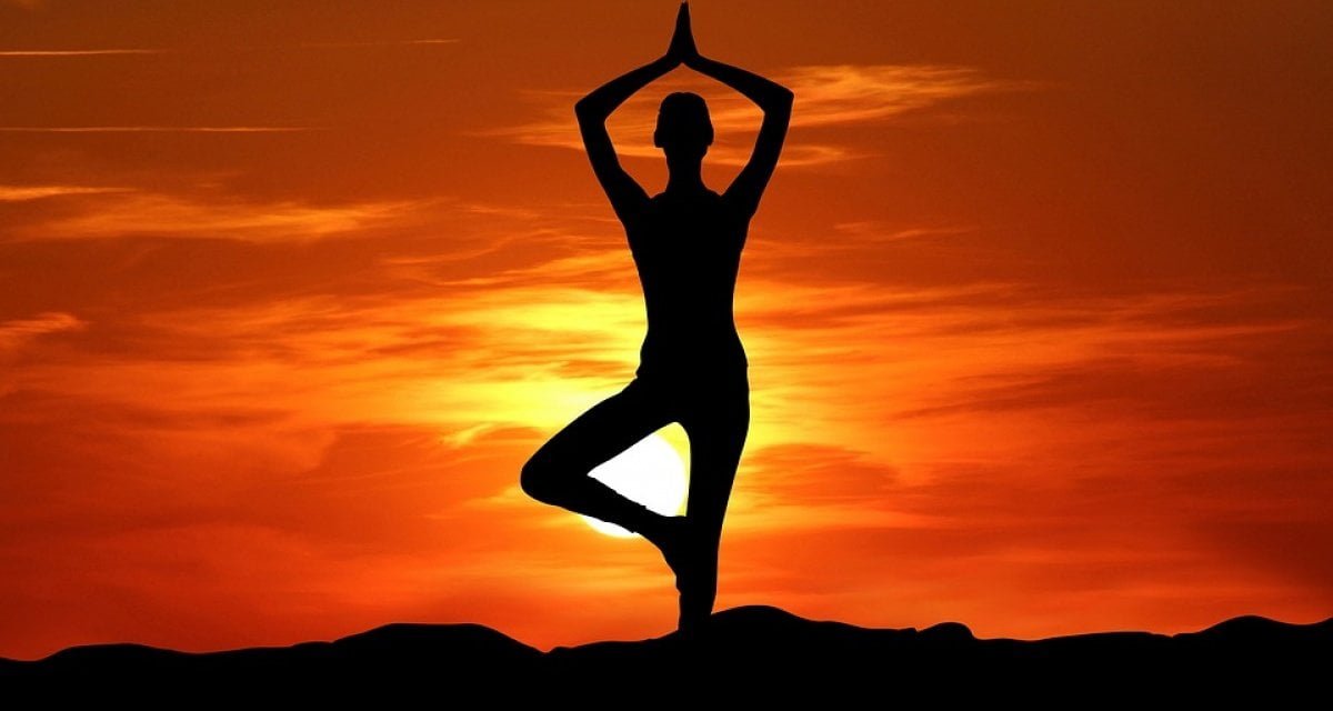 Appassionato di yoga fa il saluto al Sole ma il Sole lo manda a cagare - Lercio