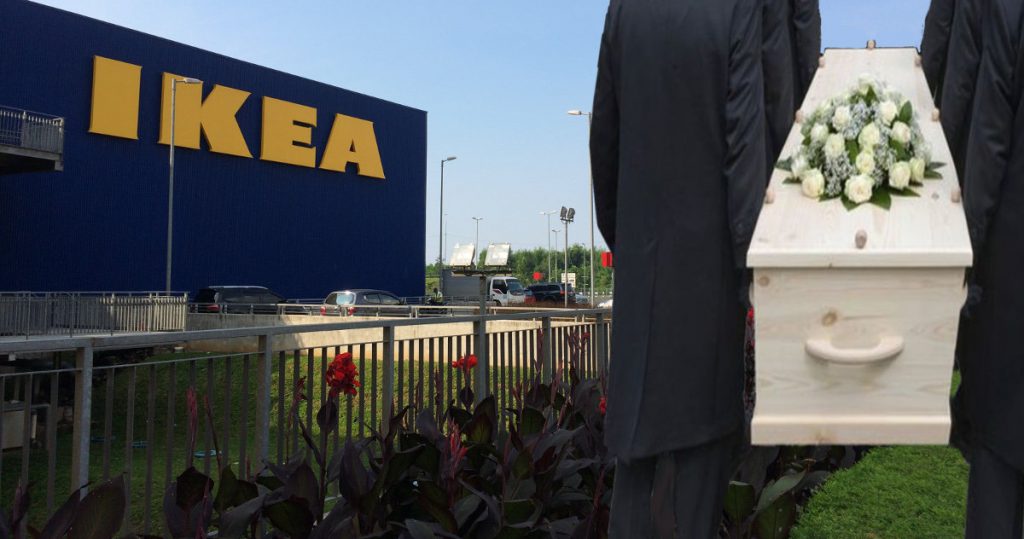 Celebrano il suo funerale ma si era solo perso all'Ikea - Lercio