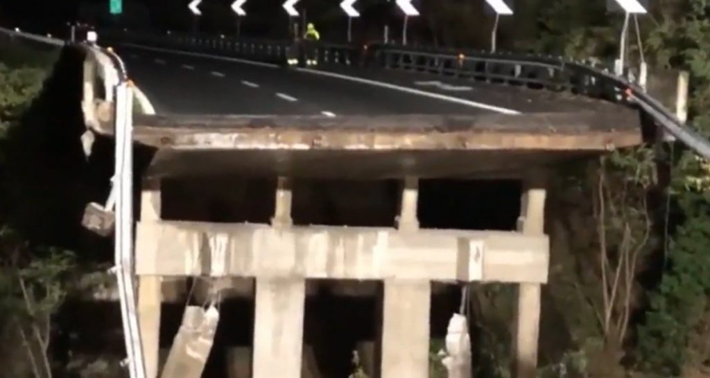 Crollo viadotto Torino-Savona, Protezione Civile rassicura: "Non c'è più Toninelli" - Lercio