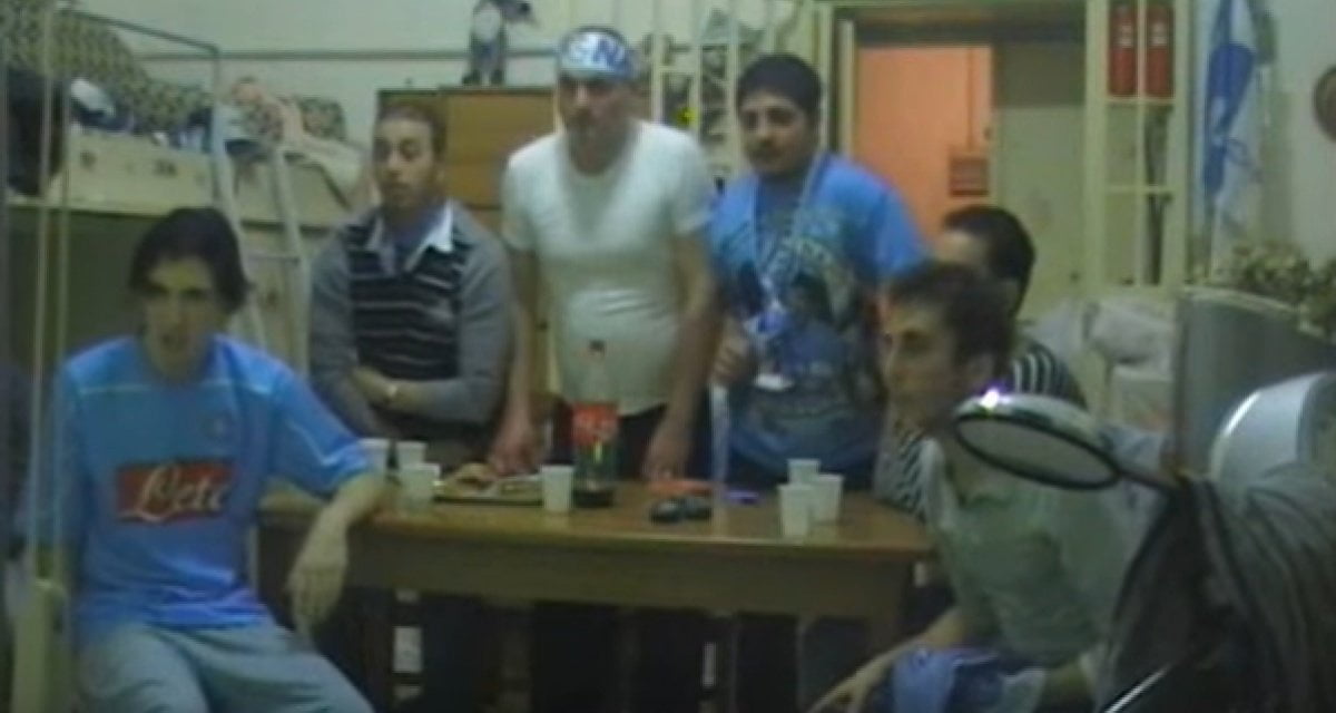 Errori arbitrali pro-Juve, tifosi del Napoli minacciano di disdire l'abbonamento al 'Pezzotto' - Lercio