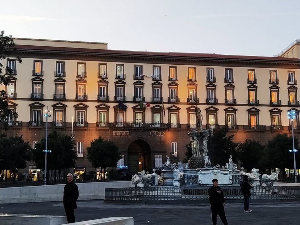 Napoli, ragazzino lancia gavettone contro finestra del municipio: De Magistris dirama l’allerta meteo - Lercio