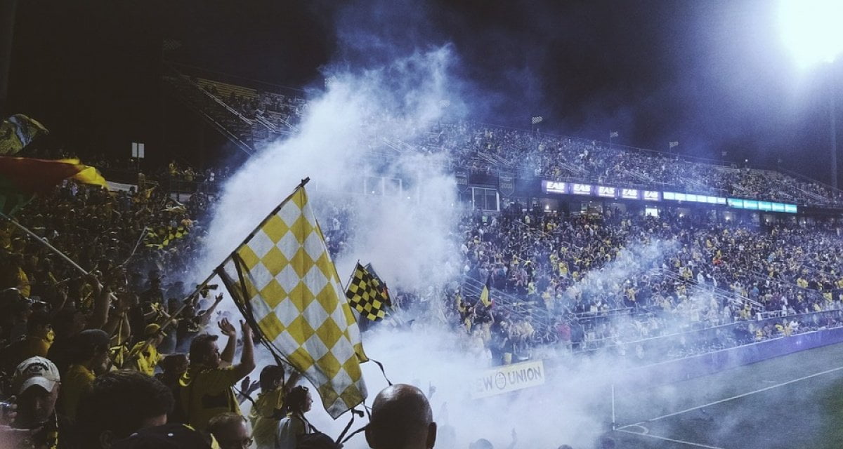 Ultras del Verona condannano coro razzista: "Era stonato" - Lercio