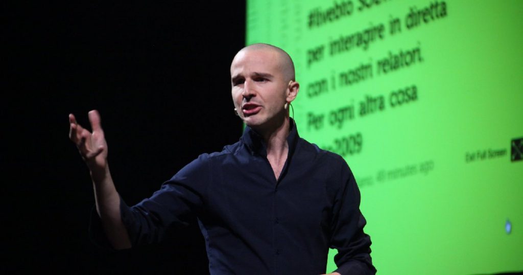 Chiede un'informazione stradale a Marco Montemagno: ora ha un debito di 1000 euro - Lercio