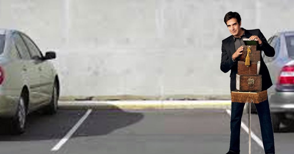 Illusionista fa sparire cinque smart nello stesso posto auto - Lercio