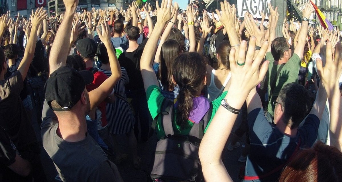 Nati a Dicembre scendono in piazza: "Vogliamo un vero regalo di compleanno" - Lercio