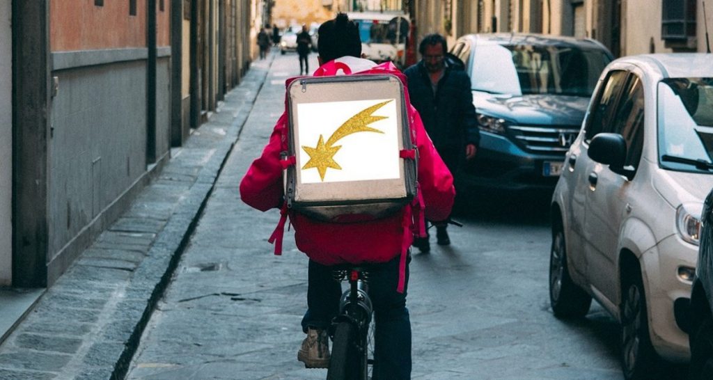 "Non vogliamo più fare tutta quella strada", i Re Magi affidano i regali a un rider - Lercio