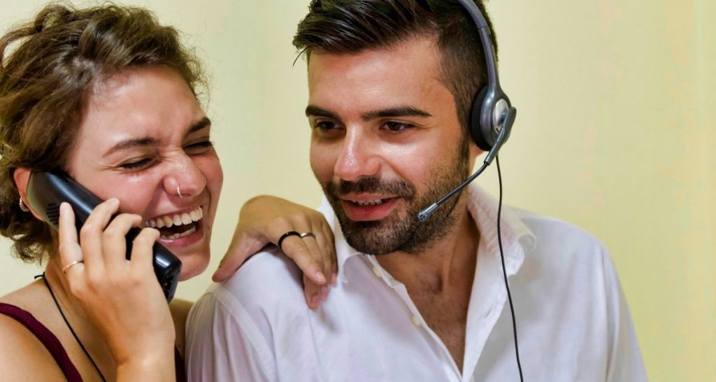 Operatore di call center batte il cliente in velocità e lo manda affanculo per primo - Lercio