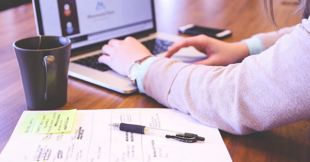 Riesce a compilare una fattura elettronica al primo colpo e viene nominato alla guida del CERN - Lercio