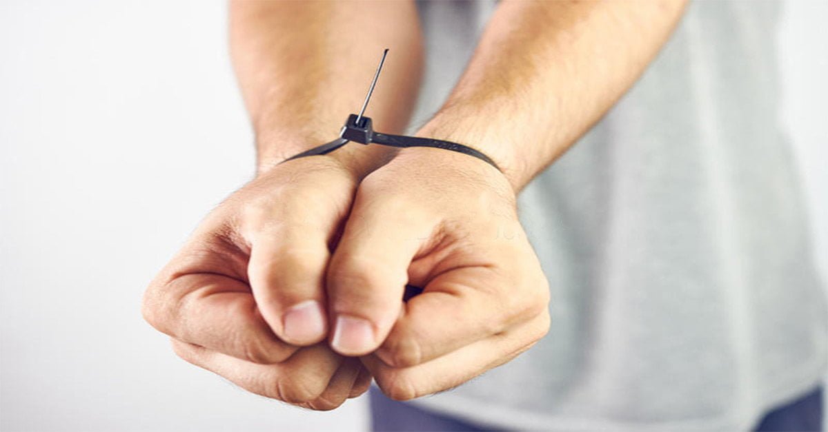 Serial killer ecologista promette che non userà più fascette di plastica per immobilizzare le sue vittime - Lercio