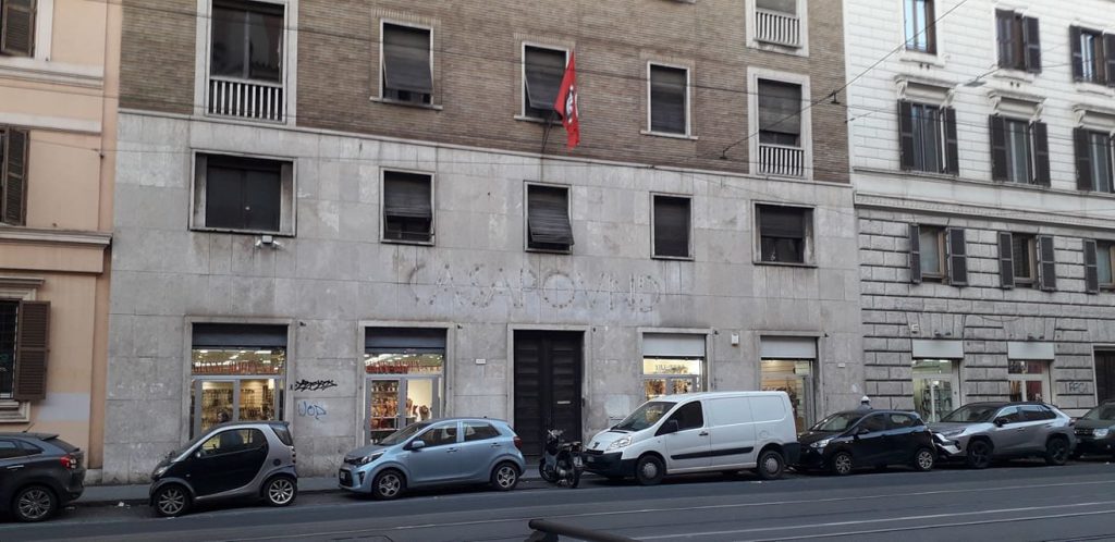 "C'è una bolletta da pagare", postino semina il panico nella sede di Casapound - Lercio