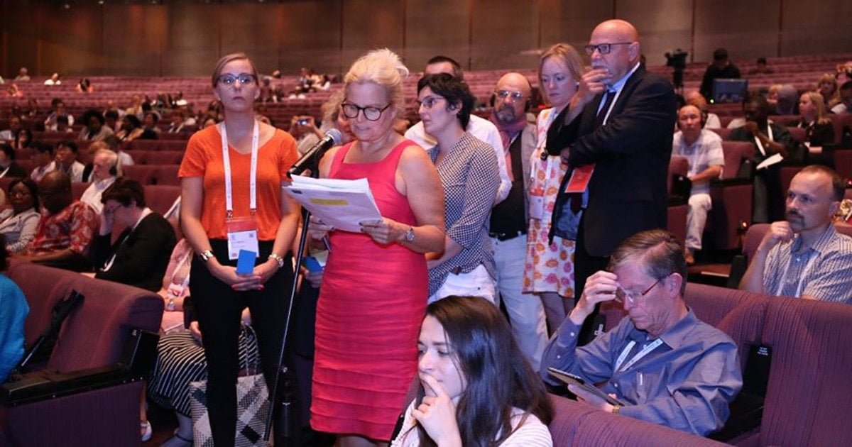 Iniziato da un mese il raduno dei logorroici, ancora in corso il saluto introduttivo - Lercio