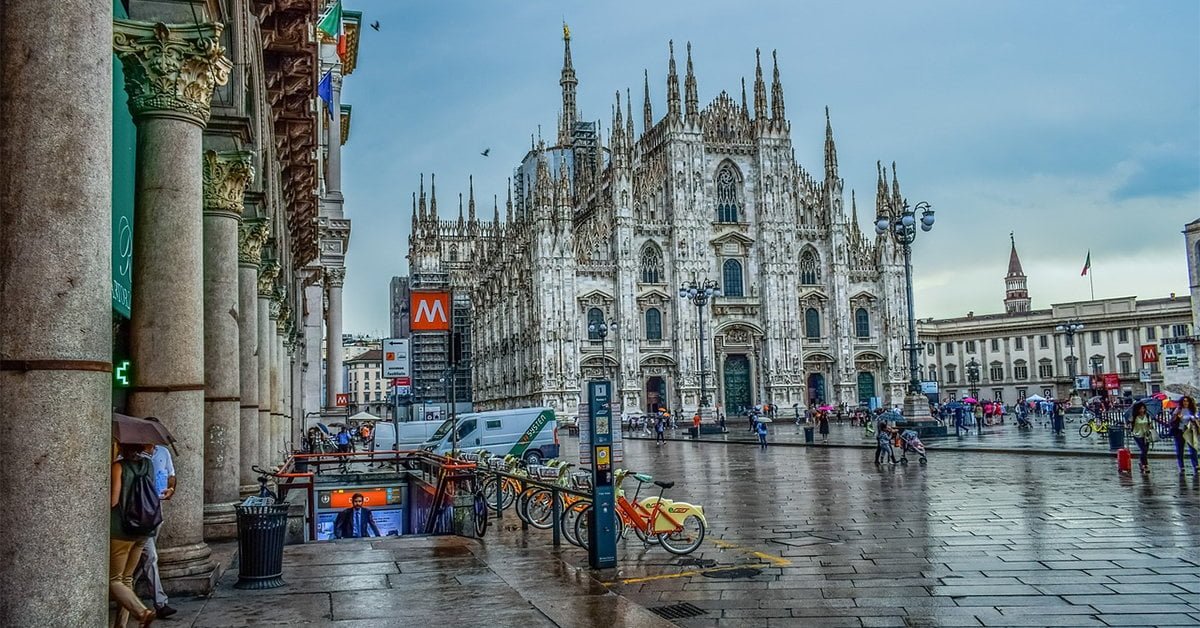 Milanese passa un intero minuto senza sentirsi migliore degli altri - Lercio