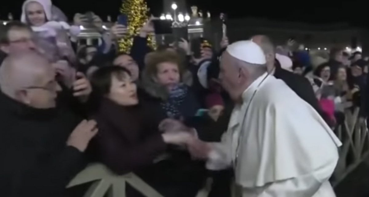 Miracoli, la donna schiaffeggiata sulla mano dal Papa guarita dal tunnel carpale - Lercio