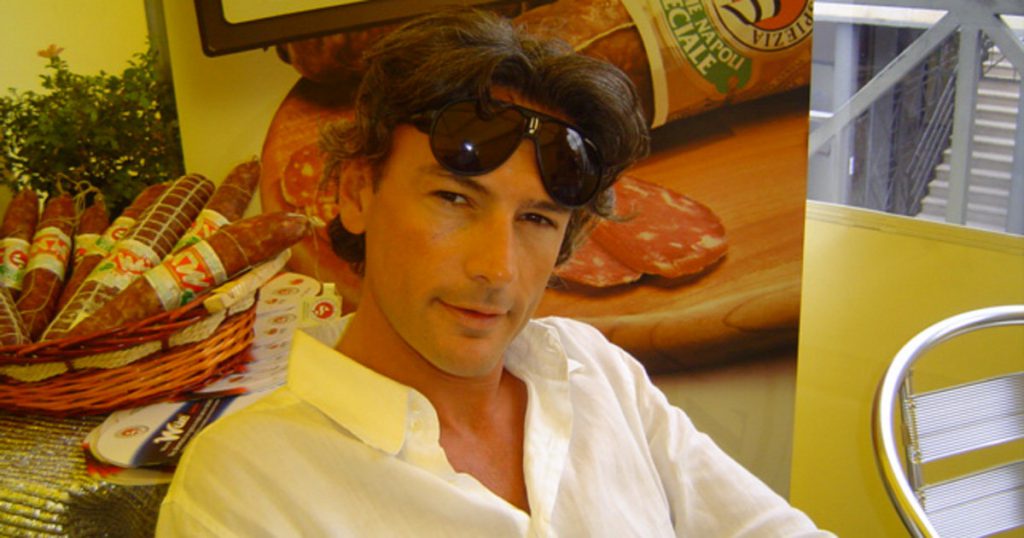 Roberto Farnesi riceve lettera dall'Agenzia delle Entrate e scopre una nuova espressione facciale - Lercio