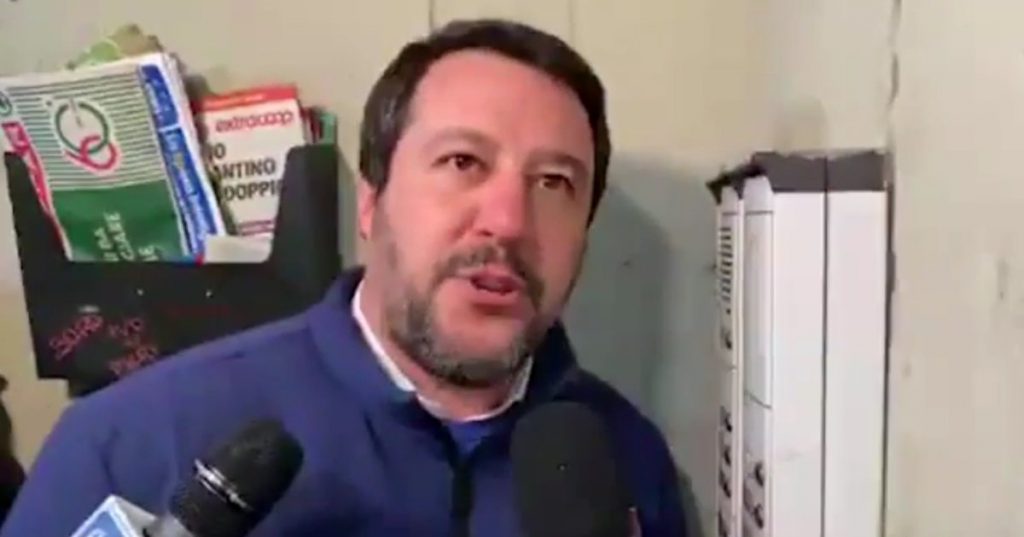 Salvini continua a citofonare in giro per l'Emilia-Romagna: "Perché cazzo non mi avete votato?!" - Lercio