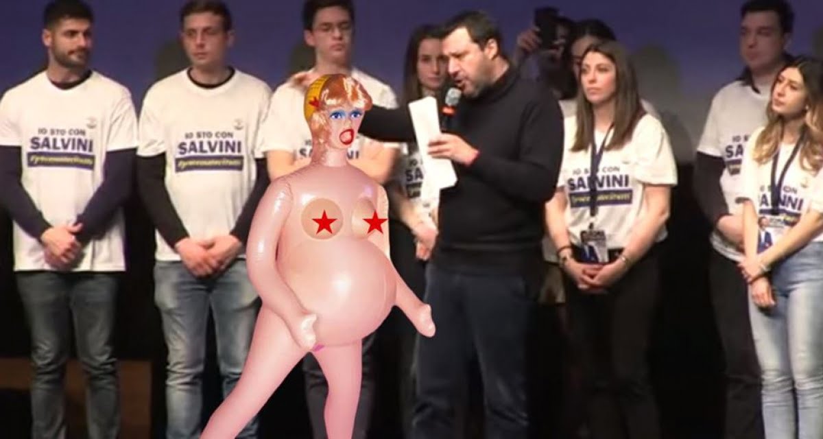 Aborto, Salvini mostra al suo comizio una bambola gonfiabile incinta