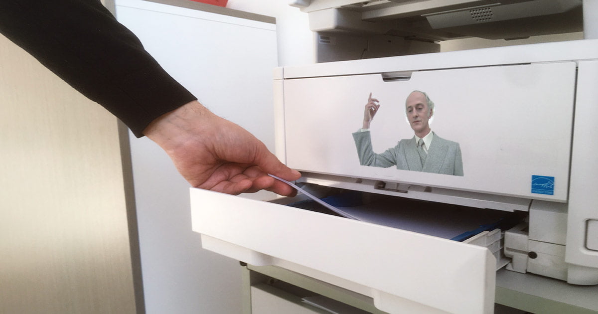 ruba fogli dalla stampante del capo