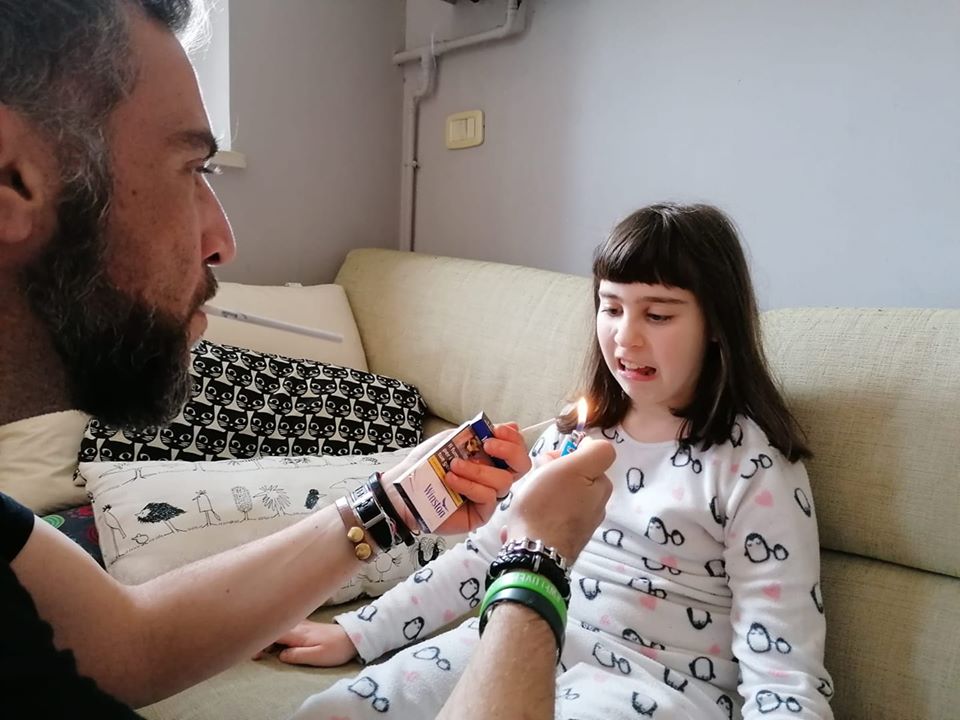 Gratuit Images Convince La Figlia A Prendere Il Vizio Del Fumo Per Avere Una dernière salutations