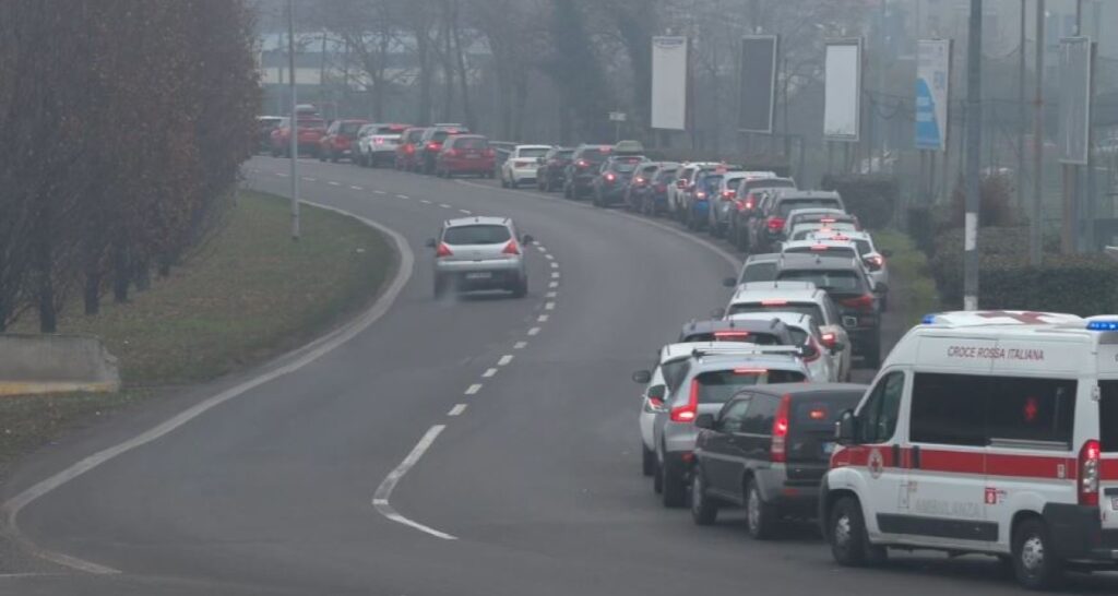 Milano. Rimane bloccato il pulsante dell'attraversamento a chiamata: 70km di fila