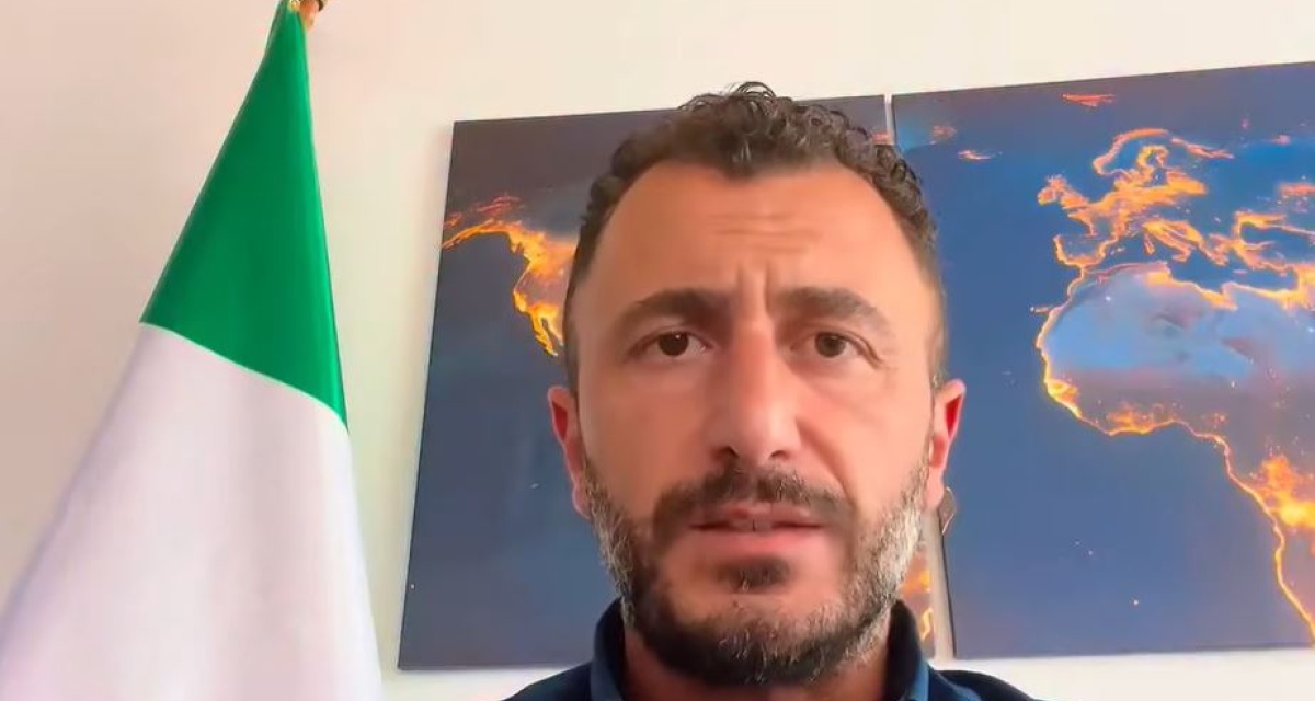 Pozzolo alza il gomito senza fare un saluto romano