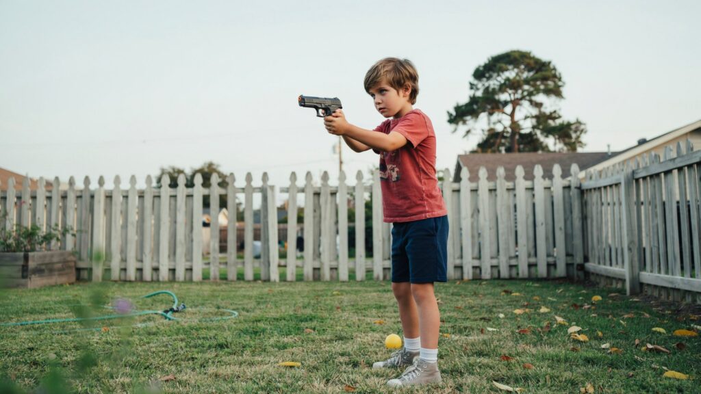 bambino con pistola